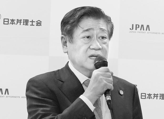 記者会見する清水善廣会長