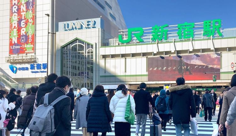 新宿駅の１日平均乗降者数は３６５万人以上、世界一を誇る。（写真ACより）