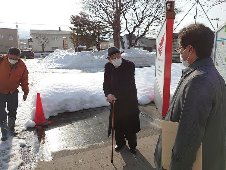 著者が見学した北海道科学大学（札幌市）前の道路。雪が解け、通路が確保されている。