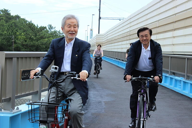 渡り初めを行った中﨑町長（左）と髙橋町議会議長。