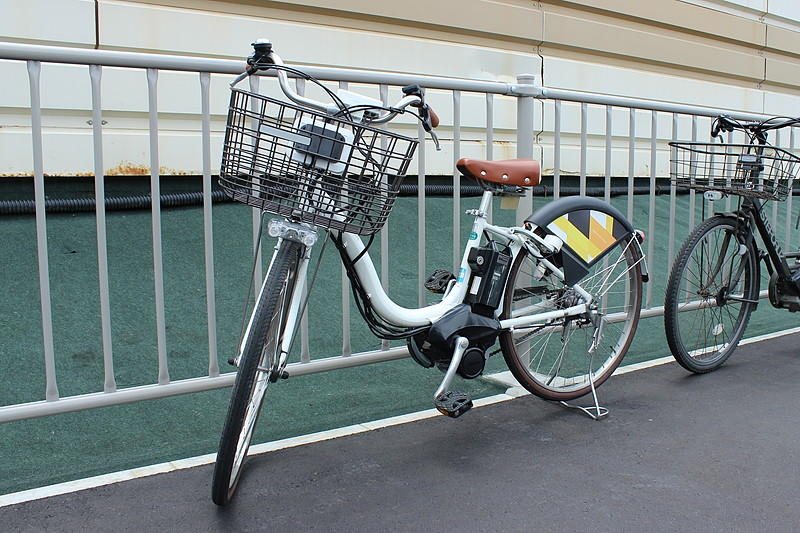 白い「ハローサイクリング」のシェア自転車