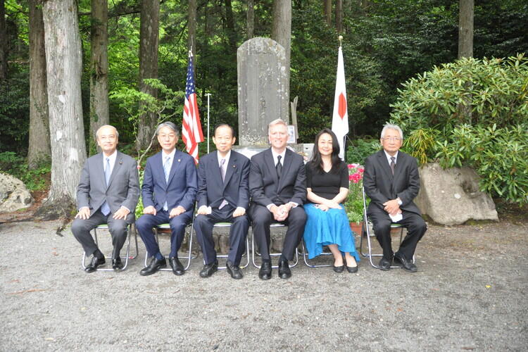 6月5日に行われた慰霊祭。二階氏とヤング氏の交流で実現した。（提供：日高新報社）