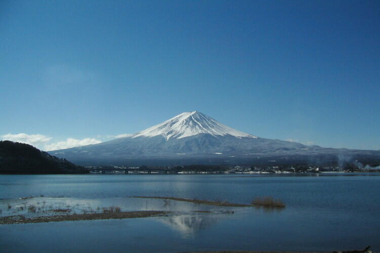 河口湖から富士山を望む。（提供：富士河口湖町）