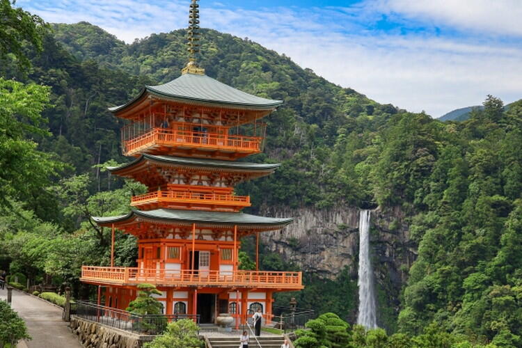 那智山青岸渡寺の三重塔越しに見える那智の滝