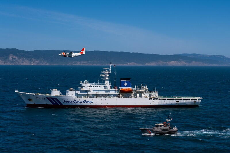 2022年第1回日米海上保安機関合同訓練こじまとUSCG「C-27J・救難艇」の並走