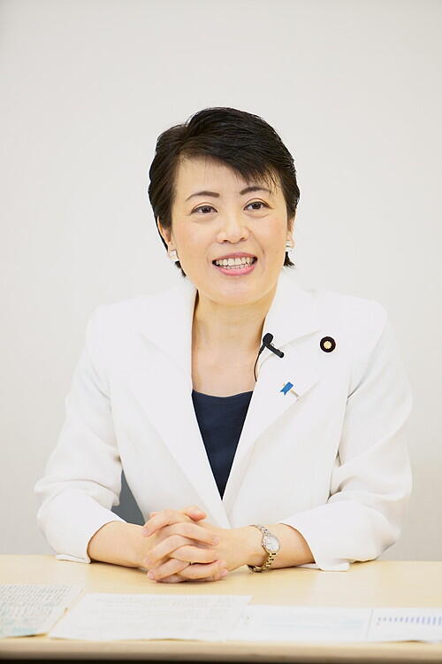 ありむら・はるこ：昭和45年生まれ。平成13年、参議院選挙　比例代表（全国区）にて初当選、現在４期目。文部科学大臣政務官、自民党女性局長を経て、参議院環境委員会委員長、自民党政調会長代理などを歴任。平成26年、安倍内閣にて初代女性活躍担当大臣、国務大臣（少子化対策・行政改革・国家公務員制度・規制改革・男女共同参画・消費者及び食品安全担当）参議院自民党政策審議会長、政治倫理審査会会長、裁判官弾劾裁判所　裁判長、自民党広報本部長などを務め、現在、憲法改正実現本部副本部長、参議院自民党副会長などを務める。
