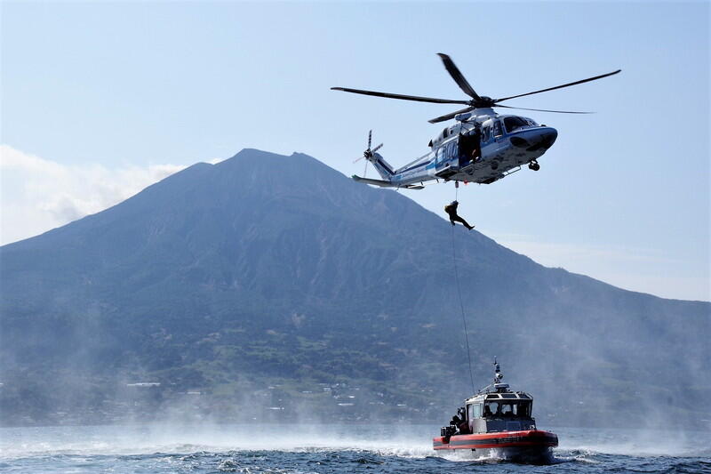 　　　　　　　　　　2023年第1回日米海上保安機関合同訓練当庁回転翼機まなづるとUSCG「複合型ゴムボート」の救助訓練