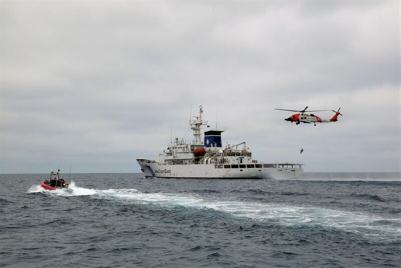 　　　　　　　　　　2023年第2回日米海上保安機関合同訓練当庁巡視船こじまとUSCGヘリコプター「MH-60J」の救助訓練