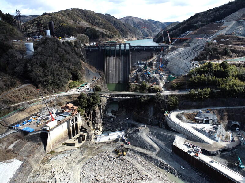 新丸山ダム提体（ていたい）全景（2025年2月時点＝資料：中部地方整備局）