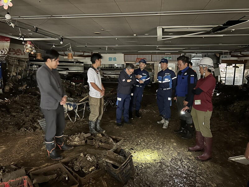 坂井学防災相と共に豪雨被害の現場を視察する浅野副知事（提供：石川県）