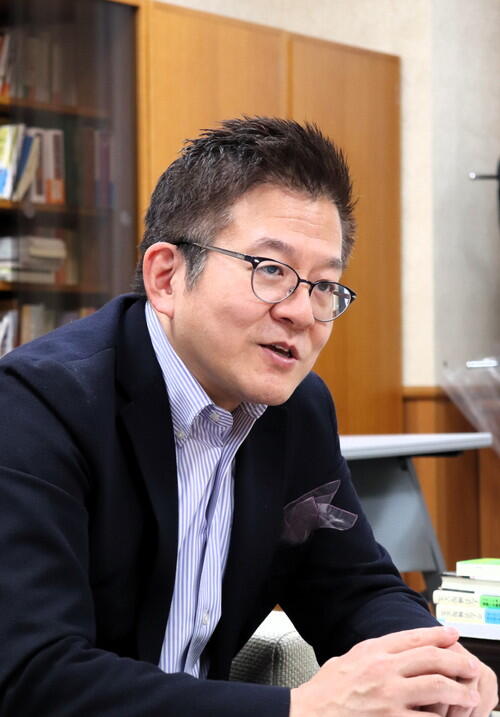 あさの　だいすけ／昭和49年生まれ、東京都出身。東京大学経済学部卒業、同大学院法学政治学研究科修了。平成13年経済産業省入省、30年商務・サービスグループ政策課長（併）教育産業室長、その後新設のスポーツ産業室長も併任、令和4年経済産業政策局産業資金課長、5年農林水産省輸出・国際局参事官（新興地域グループ長）、7年7月より現職。