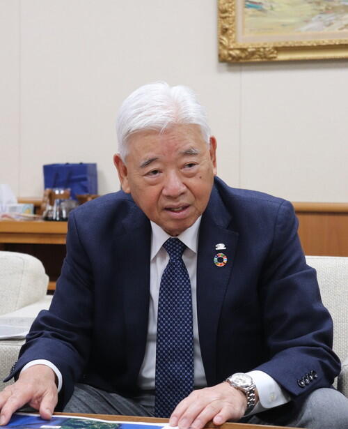 みつもと　まもる／昭和22年6月10日生まれ、千葉県出身。42年土木自営業として建設系廃棄物の収集運搬処理を手掛け始める。52年武栄建設興業㈱（現㈱タケエイ）取締役、58年㈱タケエイ代表取締役社長、平成22年同代表取締役会長、令和6年より現職。平成18年㈱門前クリーンパーク代表取締役社長(現任)、29年(一社)千葉県産業廃棄物協会（現(一社)千葉県産業資源循環協会）副会長、30年(公財)日本産業廃棄物処理振興センター理事。所管省の委員会委員多数歴任。 29年秋の叙勲において旭日双光章を受章。